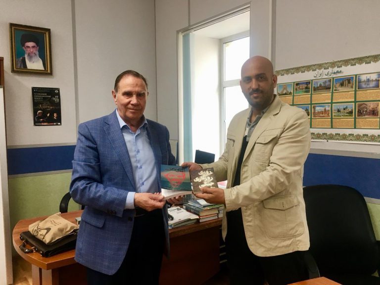 پیشکش دو کتاب به الکساندر پالیشوک، مدرس زبان فارسی دانشگاه مسکو